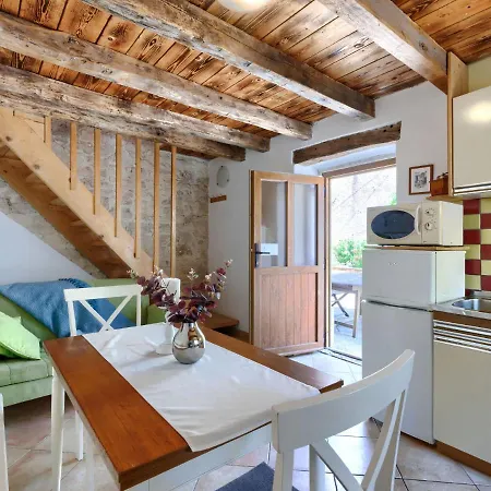 Nyaraló Pinia I By Interhome Kaštelir
